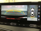 【パノラミックビューモニター(シースルービュー機能付)】クルマを上から見たような画像をディスプレイに表示し、運転席から確認しにくい箇所も確認できます。クルマを透過したような映像で周辺の確認も可能です。