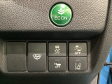 Hondaセンシング用の、VSA(ABS+TCS+横滑り抑制)解除と路外逸脱抑制機能のオンオフスイッチなどはハンドルの右側に装備しています。燃費に役立つECONボタンもここです。