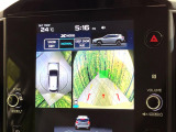 【マルチテレインモニター】車のフロントやサイドのカメラ画像を同時にモニター表示することで、悪路や狭い道を走行時でも周囲の状況確認ができ安心!本格SUVにうれしい装備です♪