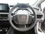 ステアリングから手を離さず、運転に集中したままオーディオ等の操作や安全装置の設定などが行えます。