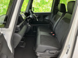 運転席からの視界は広く、運転操作もスムーズに行えます。快適なドライブをサポートする、機能的なシートです。