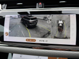 【3Dサラウンドカメラ】周囲の安全確認をアシストする機能です。3D車外ビュー、360&deg;オーバーヘッドビューを 利用して、狭いスペースでも安心、スムーズに運転操作ができます。