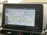 【日産純正の大画面ナビゲーション!】遠くへのお出かけする際の心強い味方です!自車位置の確認はもちろん、Bluetooth接続や機能も充実。大きな画面で各操作もしやすく安心です。