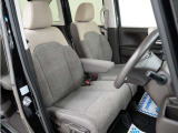 運転席のスペースはゆったりしていて、視界も広く確保されているので普段の運転からロングドライブまで快適です。