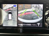 アラウンドビューモニター。上空から見下ろしているような映像で、スムースな駐車をサポートします。