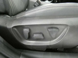 運転席のシート調整を電動で調整できます。無段階調整なので、どなたにもピッタリの調整が可能です。