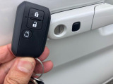 鍵を手元に持っておくことでドアハンドルのスイッチから鍵の開閉ができますよ☆
