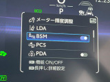 【ブラインドスポットモニター】走行中、ドアミラーの死角になりやすい箇所に後続車が接近するとサイドミラーのレンズに警告を表示!ドライバーに注意喚起をしてくれます。