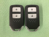 スマートキーを装備しています。鍵を差し込むことなくドアロックの開け閉めと、スタートボタン操作でのエンジンスタートができます。スペアキーも同じものを用意しております。