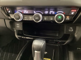 オートエアコンがついてます。左右独立で温度設定のできるデュアルオートエアコンです。パネル内のシートヒータースイッチは前席の左右別々に温度設定ができます。