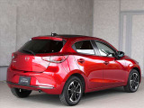 斜め後ろからのラインはコンパクトカーと思えないほどの躍動感が魅力的なMAZDA2です。