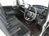 シンプルで使いやすいデザインの運転席です。