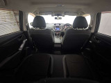 【室内全景】後席側から運転席・助手席まで見渡せる室内全景。ブラック基調で統一され、前後席のレイアウトも確認しやすい一枚です。