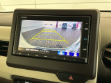 リバースギアに入れるだけで後方の表示へ切り替わります。夜間や雨の日の駐車も楽になりますよ。