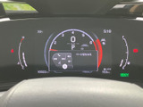 洗練されたデザインのメーターパネルが、運転に集中できる空間を作り出します。必要な情報を手軽に確認できます。