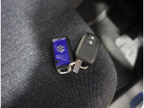 リモコンキーを取り出さなくてもエンジンのON/OFFやドアの開錠・施錠がスイッチ一つで行えるスマートキーです♪