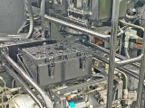 運転席側前方に工具箱が付いています。