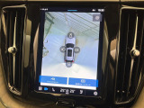 【360&deg;ビューカメラ】4台の高解像度カメラで360度の鳥瞰図を表示。隣の車や壁、死角にある障害物などを画面で確認できるため、狭いスペースでの駐車・出入りも安心です。