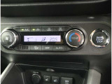 オートエアコン付車です。自動で温度と風量を設定する優れものです。