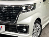 【LEDヘッドライト】悪天候や夜間走行時も良好な視界を確保し安心して運転できる高輝度LEDヘッドライトを装備!点灯速度が早く、消費電力も抑えられています。