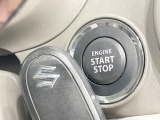 【キーレススタートシステム】カバンやポケットに入れたままでもドアの施錠・解錠が可能なスマートキーを装備。エンジンのオン・オフ時もカギを取り出す必要が無いからとっても便利です♪