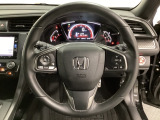 ハンドルにHondaセンシング系のクルーズコントロールやレーンキープアシストなどのスイッチと、オーディオの操作スイッチが装備されています。ハンドルから手を離さず安全に操作できます。