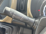 雨天時でもクリアな視界を確保できるワイパーレバー。様々なモードを切り替え、運転状況に合わせて最適な状態に調整できます。安全運転に貢献します。