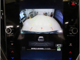 後方映像を11.6インチディスプレイに表示し、ステアリング連動ガイドラインが駐車をサポート。さらに後退時はリヤ4センサーが障害物を検知し、必要に応じてブレーキが作動します。