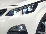 ●LEDヘッドライト:夜間走行時も良好な視界を確保し安心して運転できる高輝度LEDヘッドライトを装備!点灯速度が早く、消費電力も抑えられています。