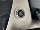 インテリジェントキーのプッシュスタートスイッチです。エンジンの始動はブレーキペダルを踏みながらこのスイッチを押すだけで始動できます