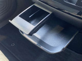 インストセンターロアBOX・グローブBOX・カップホルダー付きインストセンタースライドトレイ等、車内に持ち込んだ小物やドリンクが片付く収納も充実です。