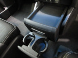 運転席からも助手席からも使いやすい位置に引き出し式ドリンクホルダーとスマホなどを置けるトレイを配置。