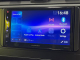 【ディスプレイオーディオ】お手持ちのスマートフォンとの連携で、ナビや音楽再生など各種アプリを使用可能。スマホに近い感覚でお使いいただけます♪