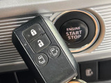 【アドバンストキー】カバンやポケットに入れたままでもドアの施錠・解錠が可能なスマートキーを装備。エンジンのオン・オフ時もカギを取り出す必要が無いからとっても便利です♪