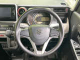 インテリアに合わせたデザインのステアリングは、運転される方のことも考え、運転しやすい形状、大きさです。是非一度、実際に触ってお確かめください。