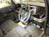 【ベンチシート】運転席と助手席の移動もスムーズ!狭い駐車場での乗り降りや、お子様の乗り降りにも便利です。座席の間にコンソールボックスやドリンクホルダーがないため、車内空間が広く感じます。