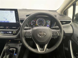 3本スポークステアリング!ステアリングスイッチ付!音量調整やメーター内インフォメーションの操作、全車速追従機能レーダークルーズコントロールの操作などが可能!ステアリングヒーター付!
