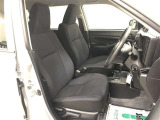腰から背中をしっかり支える構造で、長時間の運転でも身体への負担が小さいフロントシート!乗り降りも頻繁に行われることを考慮し、着座ポイントも高めに設定。毎日の運転も快適です!