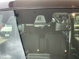 衝突被害軽減システムのカメラ。 前方車両や歩行者を検知、衝突の可能性が高まるとメーター内の警告灯やブザーによりドライバーに回避操作を促します。向かって右側がドライブレコーダー。(コムテック製)