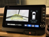 リバースギアに入れるだけで後方の表示へ切り替わります。夜間や雨の日の駐車も楽になりますよ。