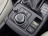 マツダコネクトを操作するコマンダーコントロールです。運転中に自然と手の触れる位置に配置されています。