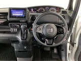 【ハンドル】運転にかかわる様々な操作を安全に行えるように視点移動が少なく操作性に配慮されたスイッチ類が凝縮されたコックピットです。