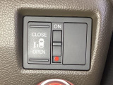 左側電動スライドドアは運転席からでも操作ができるように、ハンドル付近に開閉の操作スイッチが付いています。