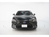 エクステリアは、一目でLEXUSとわかるスピンドルグリルを起点に、人が乗るキャビンの前後を大胆に絞り込んだ菱形のボディと力強く張り出したホイールフレアを融合させ、タイヤの存在を強調しています。