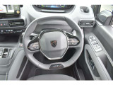 自然な運転姿勢と快適なハンドリングを生む小径ステアリングホイール。パドルシフトも備わっています。