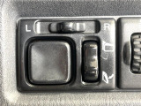 【電動格納ミラー】サイドミラーは電動格納式となっており、狭い駐車場でもキズがつくリスクを抑えられます。