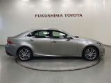 【まるごとクリーニング】シートを取り外し、車内を徹底洗浄。隅々まで丁寧に仕上げています。