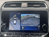 【アラウンドビューモニター】このように真上から見下ろしたような映像が映し出されるため駐車やバックが苦手な方でも安心して行うことが可能となります!!