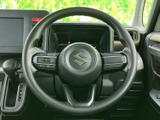 握りやすいステアリングは、運転操作を快適にします。操作スイッチも配置されており、運転中でも直感的に操作が可能。安全運転をサポートします。
