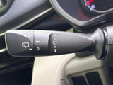 操作しやすい位置に配置されたレバーで、雨天時でもクリアな視界を確保できます。洗車時のウォッシャー液噴射もスムーズに行えます。